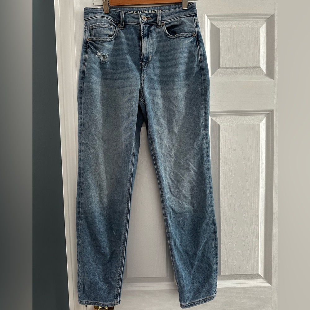 American Eagle High waisted Lightly Distressed Women's Jeans
